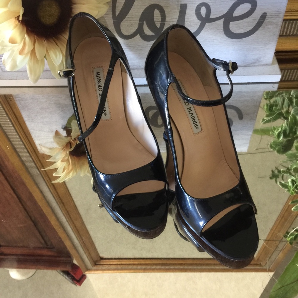 MANOLO BLAHNIK patent leather STILLETTO